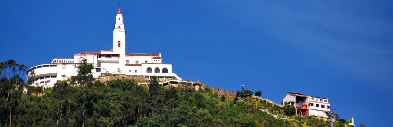 Viajera española asegurada en Monserrate, Bogotá, al atardecer”