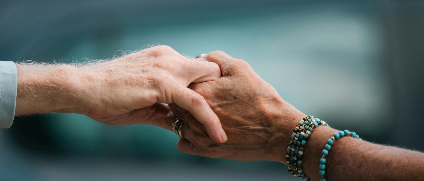 Profesional acompañando a una familia tras un fallecimiento con un servicio humano y cercano.