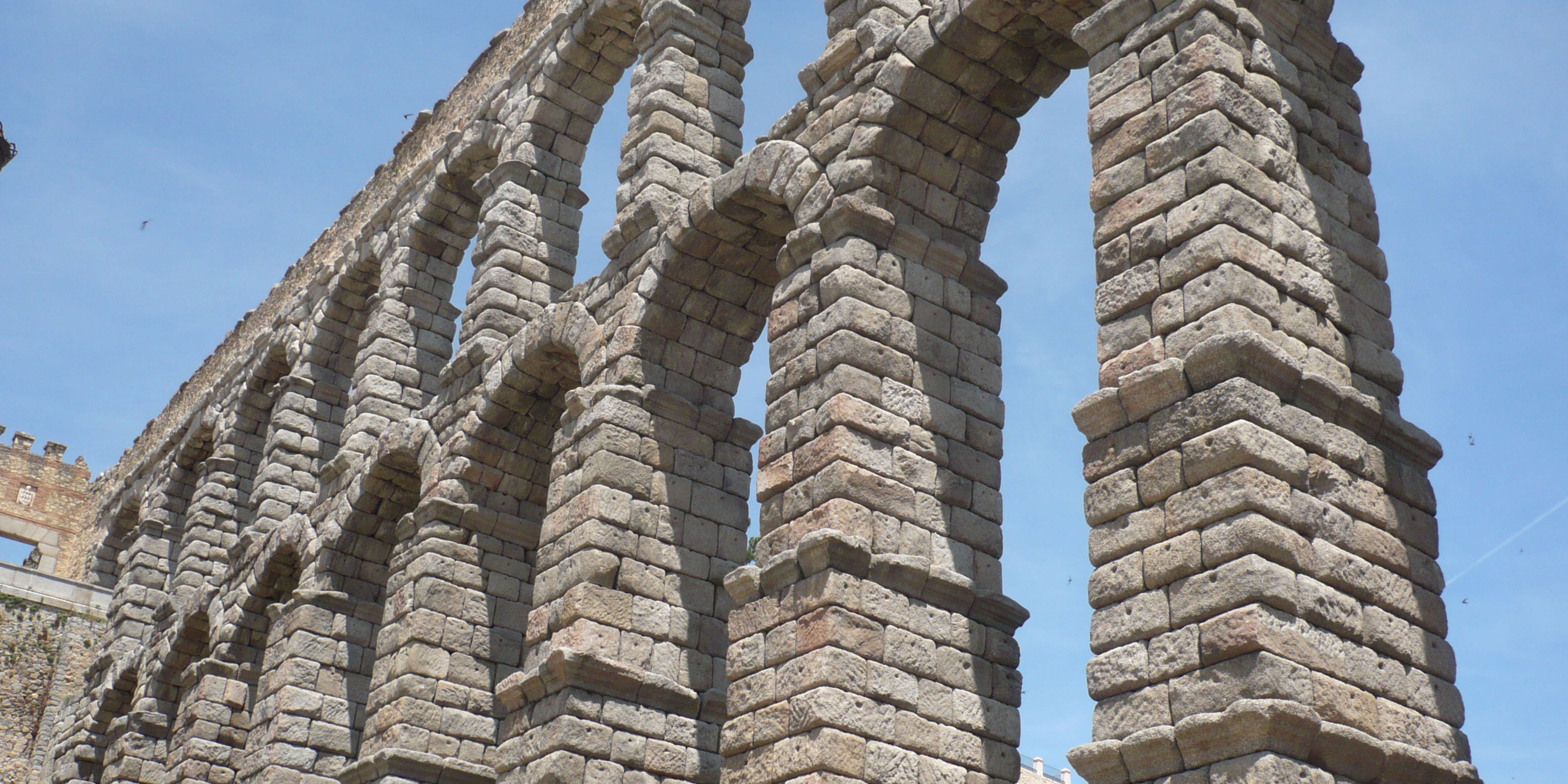 Vista del Acueducto de Segovia con sus 167 arcos de granito iluminados al 
atardecer