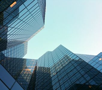 Trabajos de adecuación en oficinas modernas para empresas del sector inmobiliario