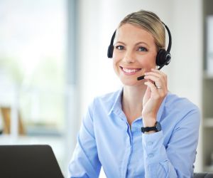 Operador coordinando asistencia legal al viajero