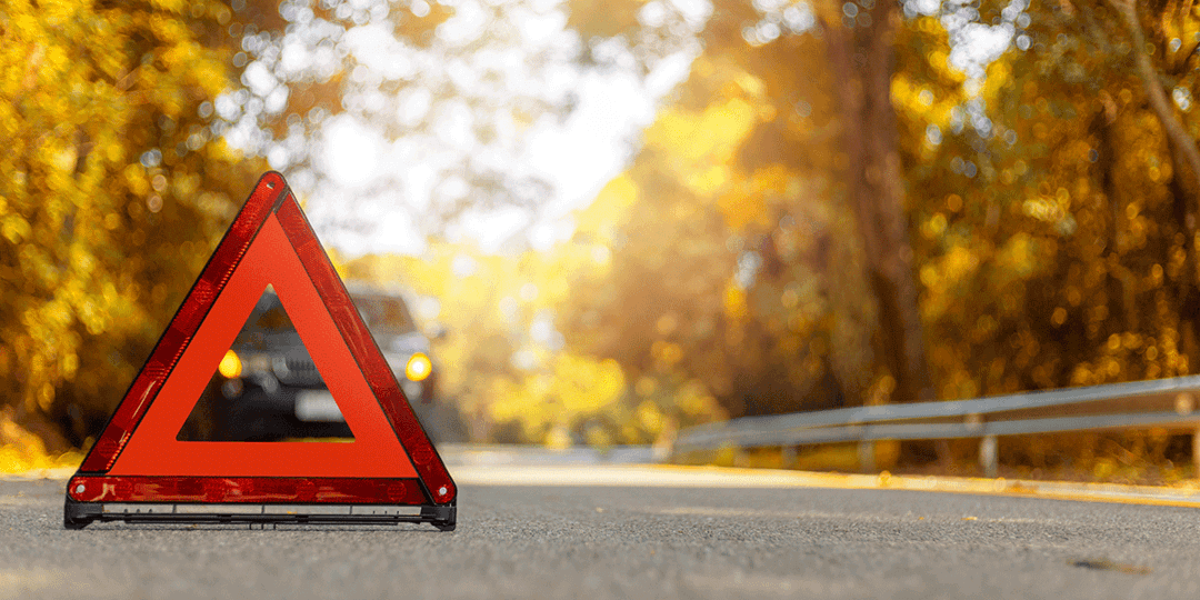 imagen señal de coche averiado en una carretera 