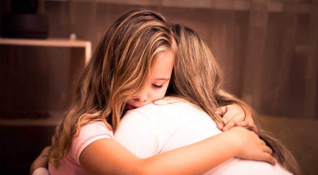 Abrazo mujer niña web gestión integral decesos 
