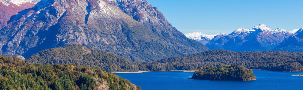 ista panorámica de los lagos y bosques de Bariloche con los Andes de 
fondo