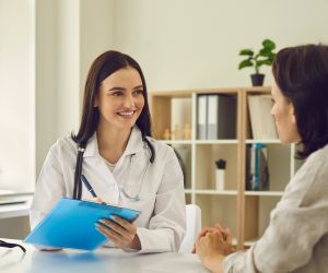 Persona recibiendo atención médica en clínica internacional