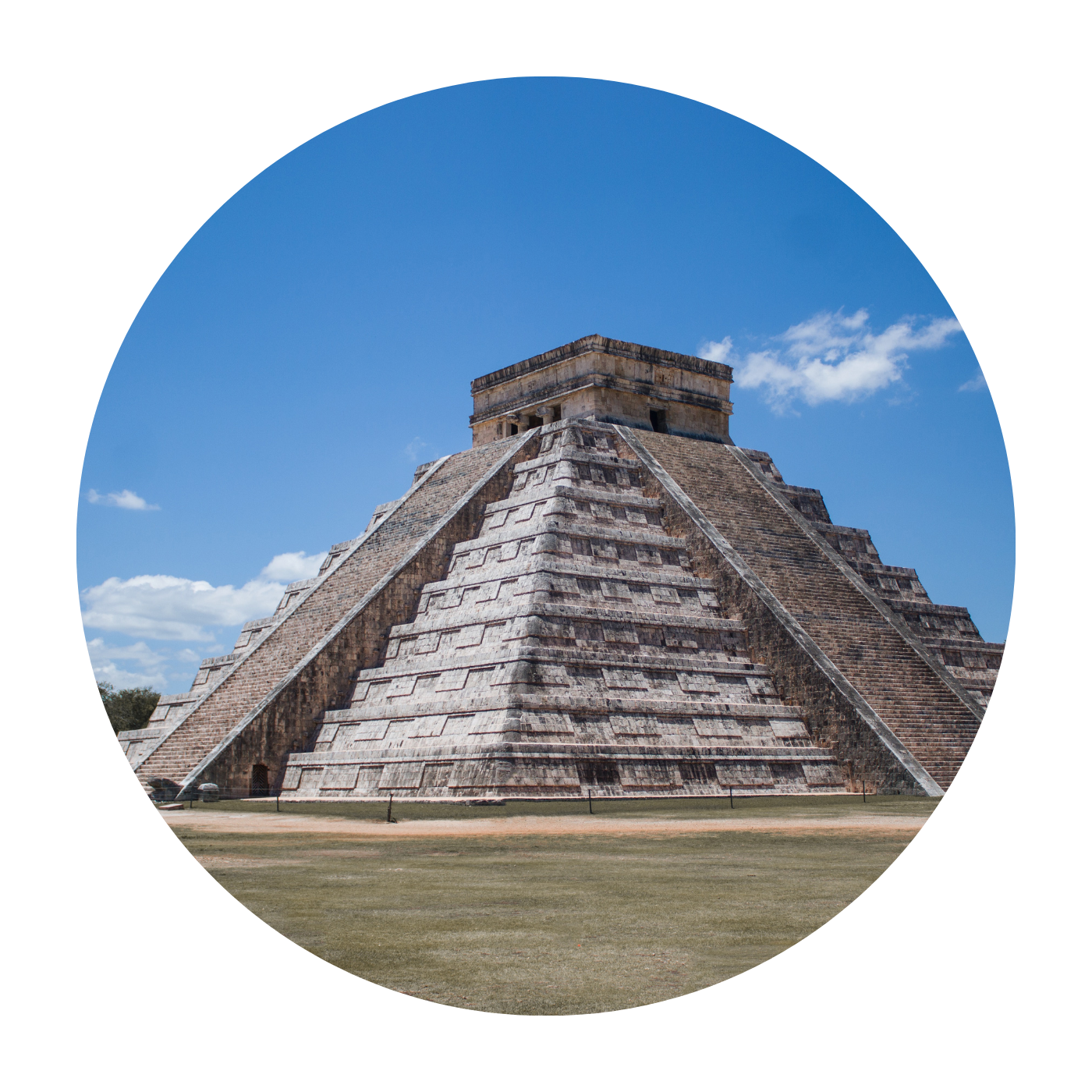 Viajera visitando templo en México con comparativa de alternativas de seguro de viaje