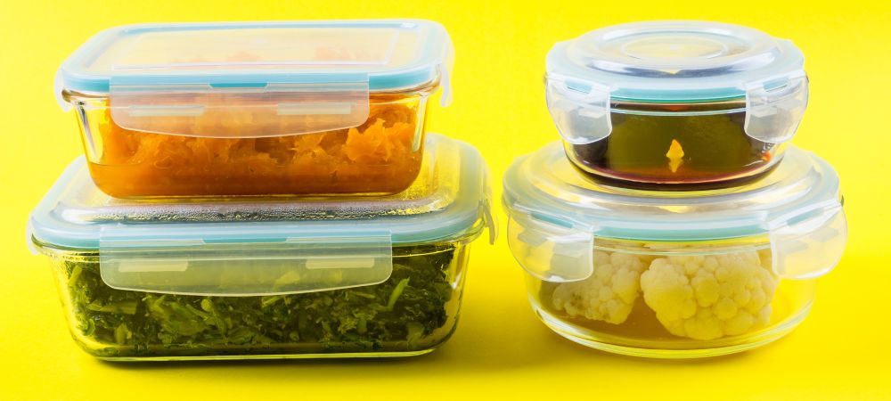 Alimentos conservados en envases herméticos dentro del congelador, seguridad alimentaria en verano, Iris Global
