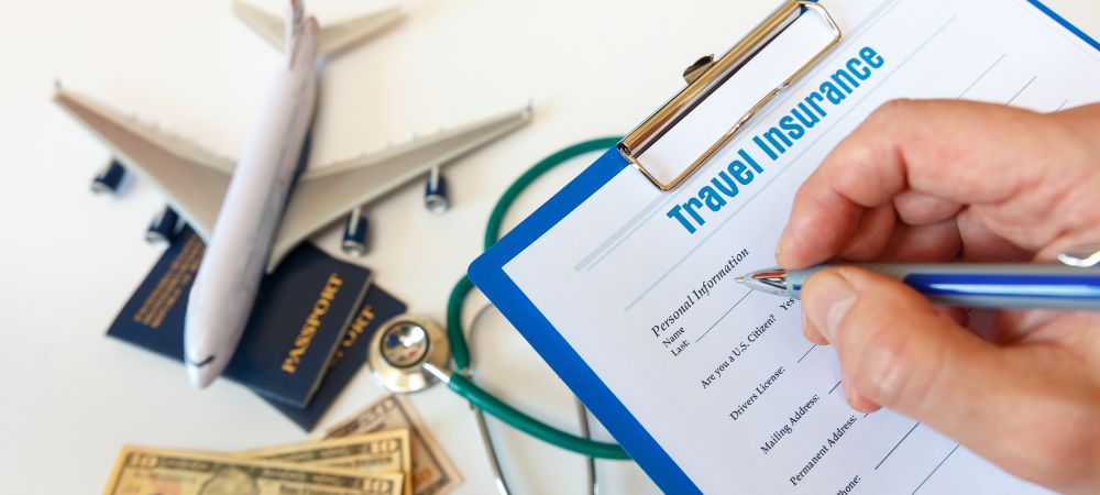 Documentos y póliza de seguro de viaje de Iris Global preparados para viajar tranquilo