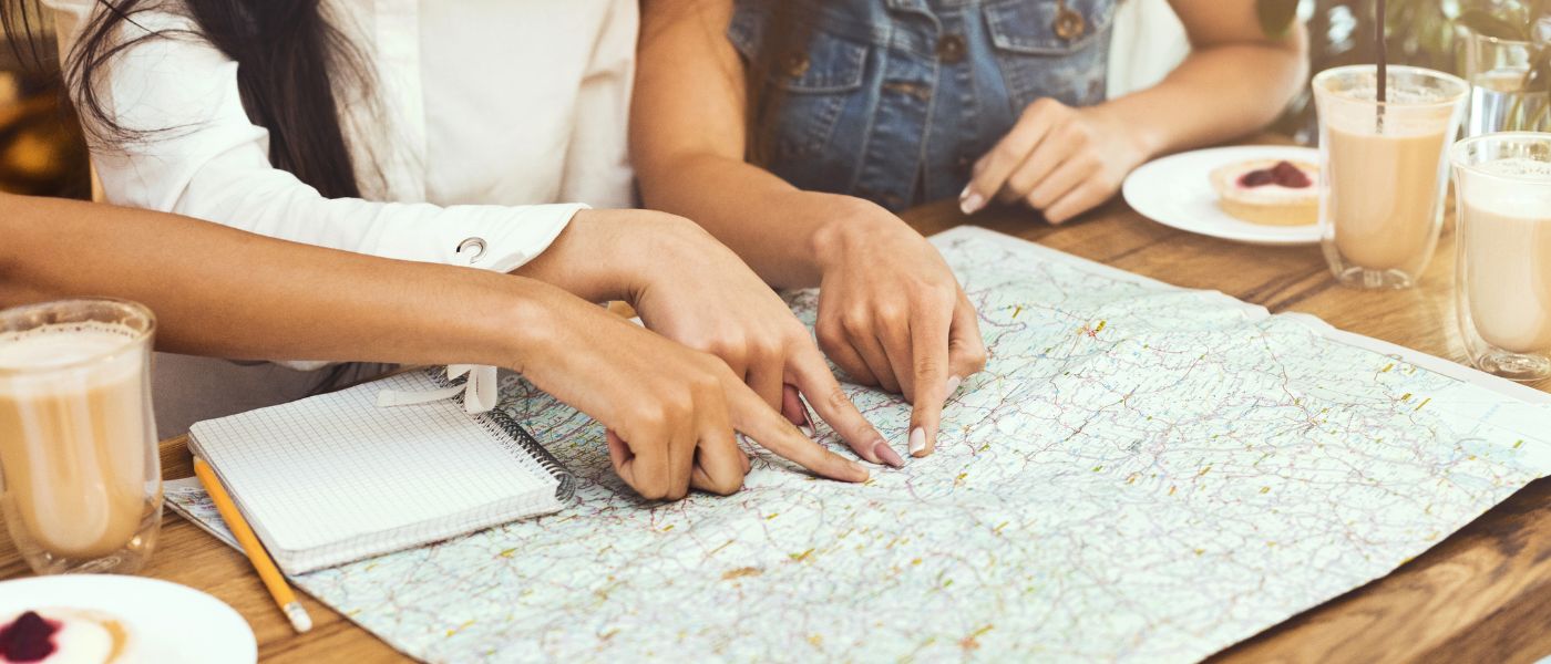 Pareja planificando una escapada durante el Puente de la Constitución con Iris Global