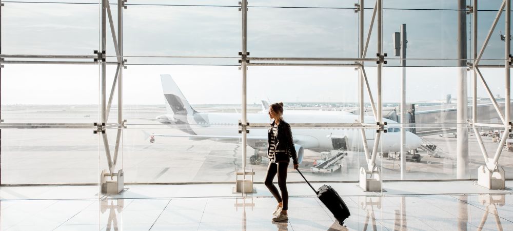 Ejecutivo viajando protegido con el seguro de viaje de negocios de Iris Global
