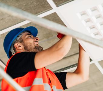 Equipo técnico realizando tareas de mantenimiento en un edificio corporativo