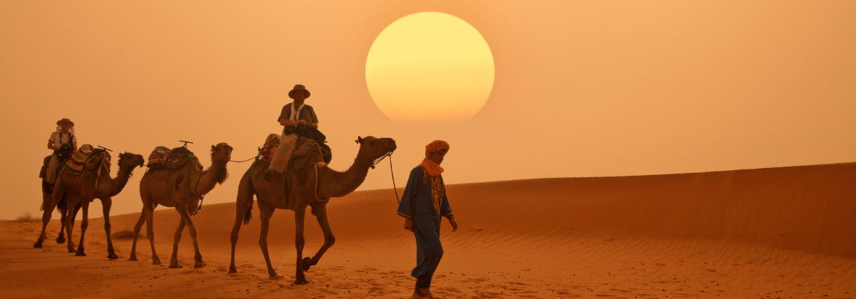 Policía turística patrullando la Medina de Marrakech ante la presencia de 
viajeros, ilustrando la seguridad en zonas turísticas de Marruecos frente a 
riesgos comunes como hurtos o estafas.