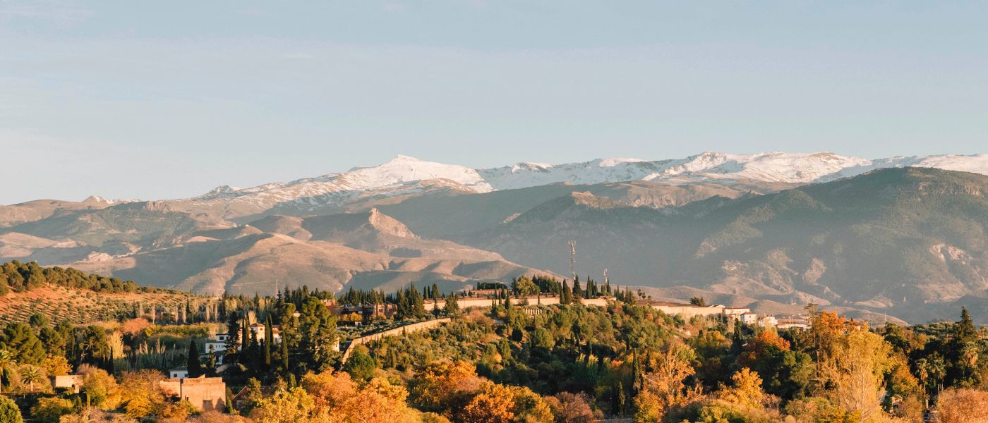 Vista panorámica de Granada con Sierra Nevada nevada durante el Puente 
de la Constitución