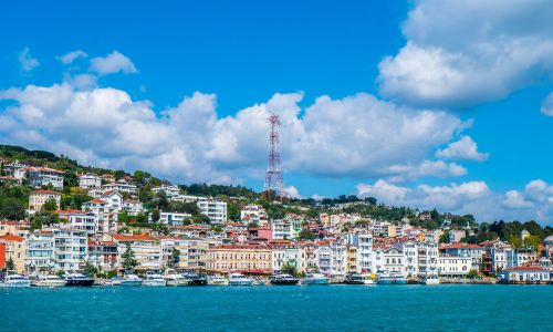 Vista del Bósforo en Estambul con barcos y agua azul