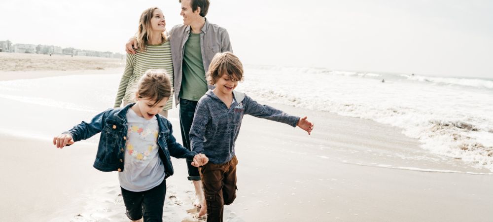 Familia despreocupada gracias al seguro de viaje con cancelación por cualquier motivo de Iris Global