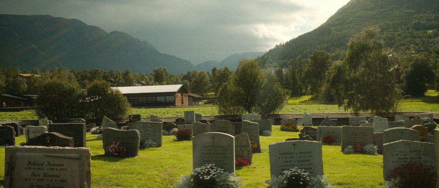 Ceremonia sostenible con recursos digitales que muestra la innovación en los servicios funerarios.