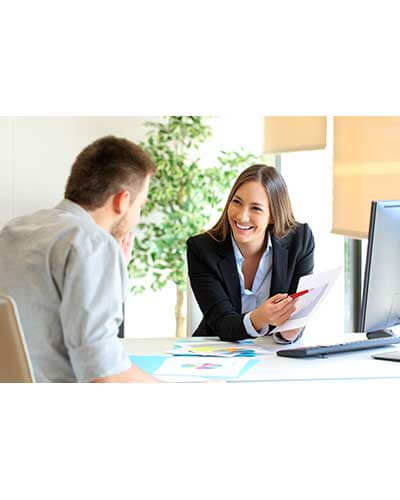 dos personas conversando y sonriendo 