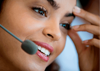 chica contact center sonriendo 