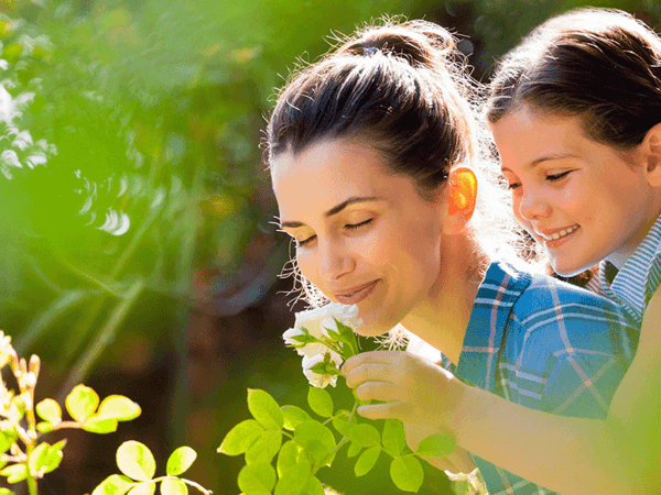 chica con niña en el campo 