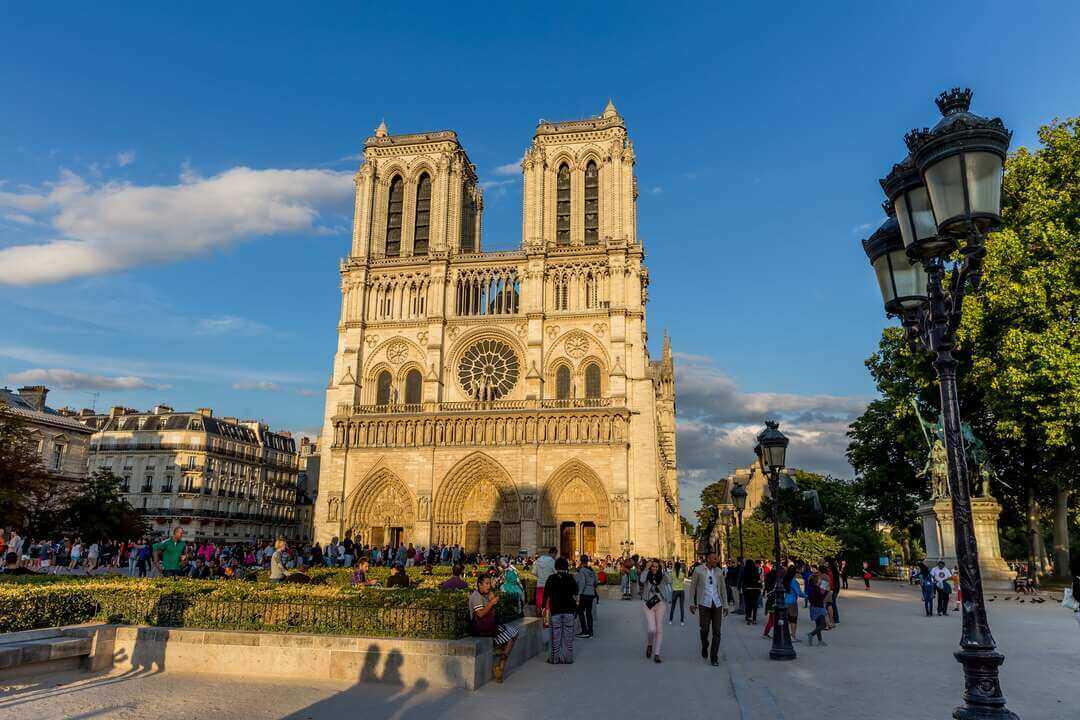 catedral notre dame seguros de viajes de Iris Global