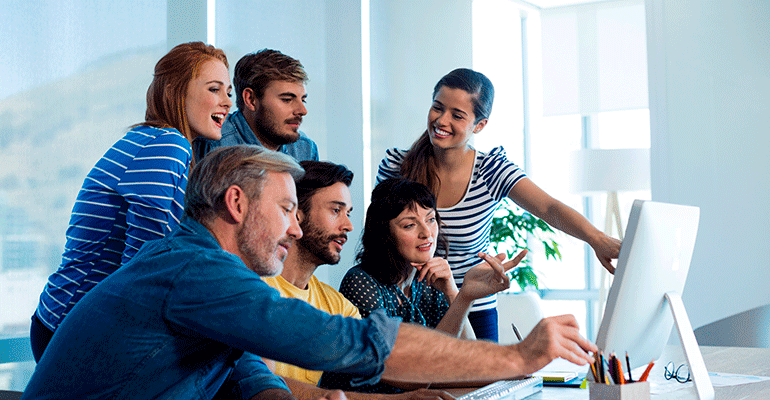 equipo de trabajo mirando un ordenador 