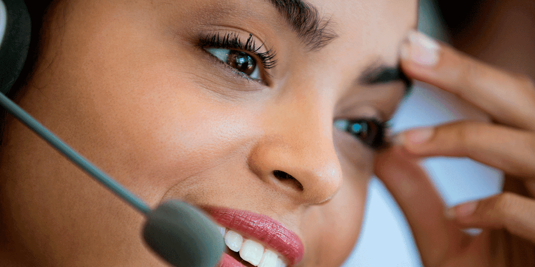 chica con auriculares sonriendo 