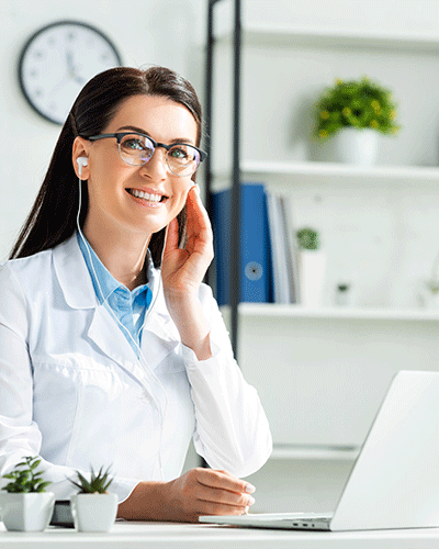 mujer medico al telefono 