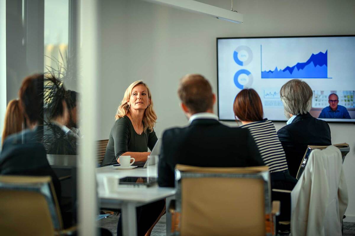 Reunión de negocios con una pantalla 