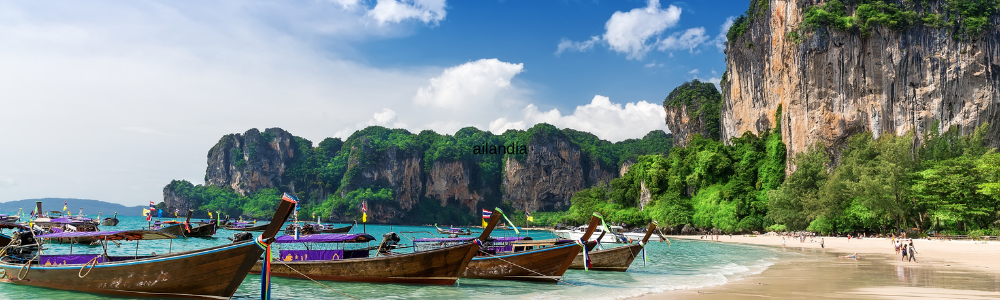 Playa de Railay en Krabi con aguas turquesas, barcas de cola larga y acantilados de roca caliza