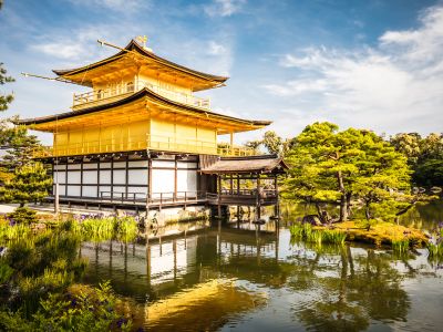 Templo Kinkaku-ji en Kioto reflejado en el estanque rodeado de jardines tradicionales