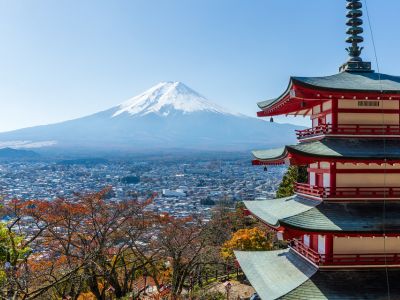 Monte Fuji nevado reflejado en el lago Kawaguchiko