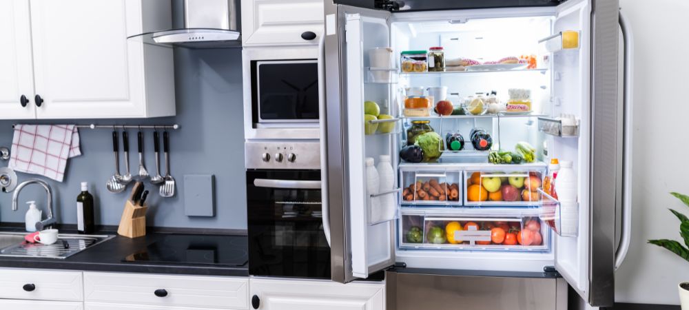 Nevera organizada con alimentos bien conservados para el verano, consejos de Iris Global