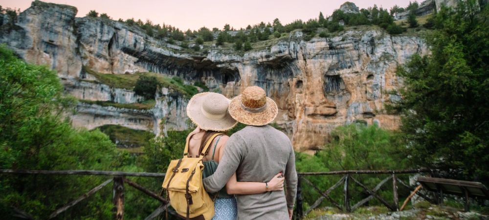 Pareja viajando con tranquilidad gracias al seguro de viaje completo de Iris Global