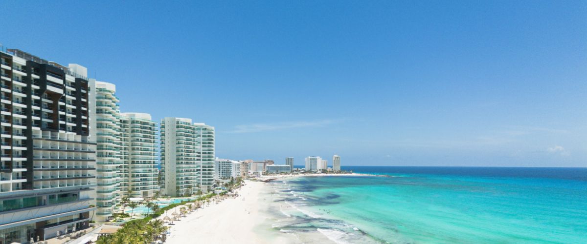Playa de Cancún con arena blanca y agua turquesa en la zona hotelera del Caribe mexicano