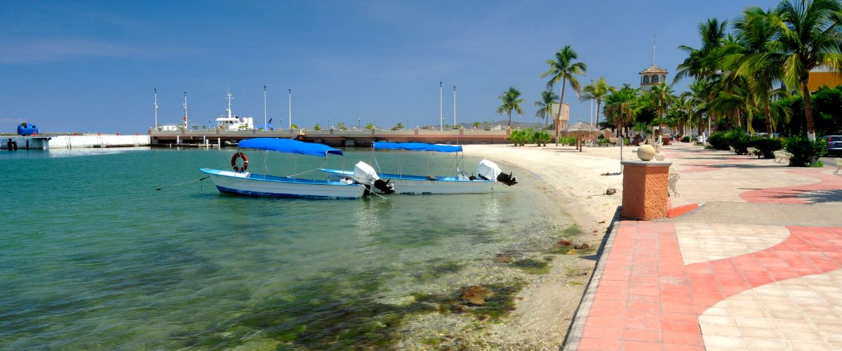 Playa de Los Cabos con aguas turquesas y arena clara en Baja California Sur