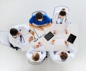 Personal médico y de asistencia global trabajando en equipo