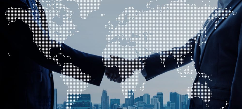 Equipo reunido en viaje de negocios con respaldo del seguro de Iris Global