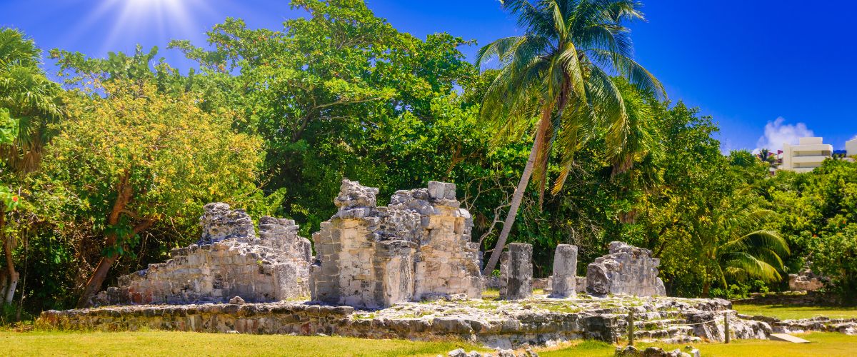 Zona arqueológica de El Rey en Cancún con ruinas mayas y estructuras de piedra en la zona hotelera