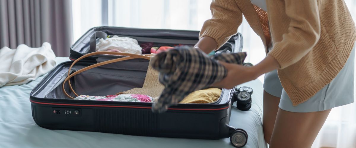 Maleta de viaje con un localizador Apple AirTag colocado en su interior para facilitar el seguimiento en caso de pérdida