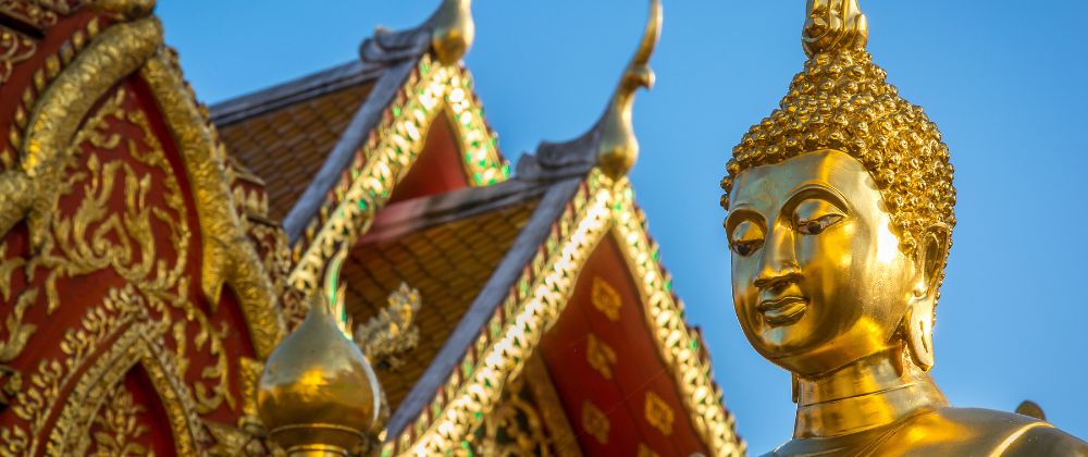 Turista explorando un templo en Tailandia, protegida con el seguro de viaje Iris Global