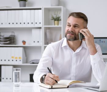 Abogada atendiendo consultas legales por teléfono a startups y 
emprendedores