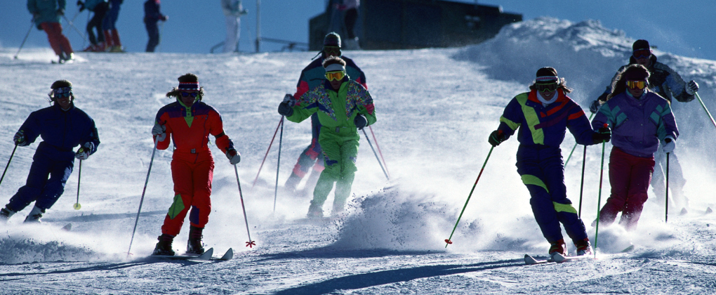 Esquiadores bajando una pista en una estación de esquí del Pirineo andorrano