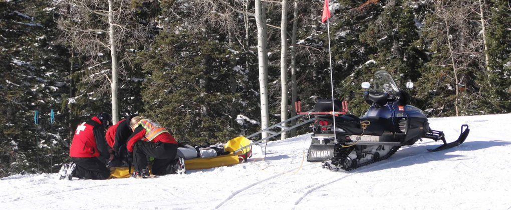 Equipo de rescate atendiendo a un esquiador lesionado en una pista de 
esquí