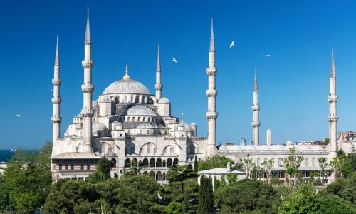 Mezquita Azul de Estambul vista exterior con cúpulas y minaretes