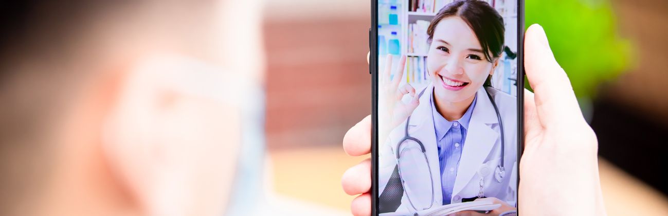Viajera consultando por videollamada con el servicio de telemedicina desde su hotel en Colombia