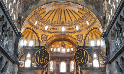 Santa Sofía en Estambul con turistas en su entrada principal