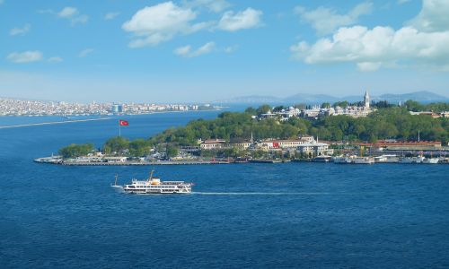 Palacio de Topkapi en Estambul rodeado de jardines verdes