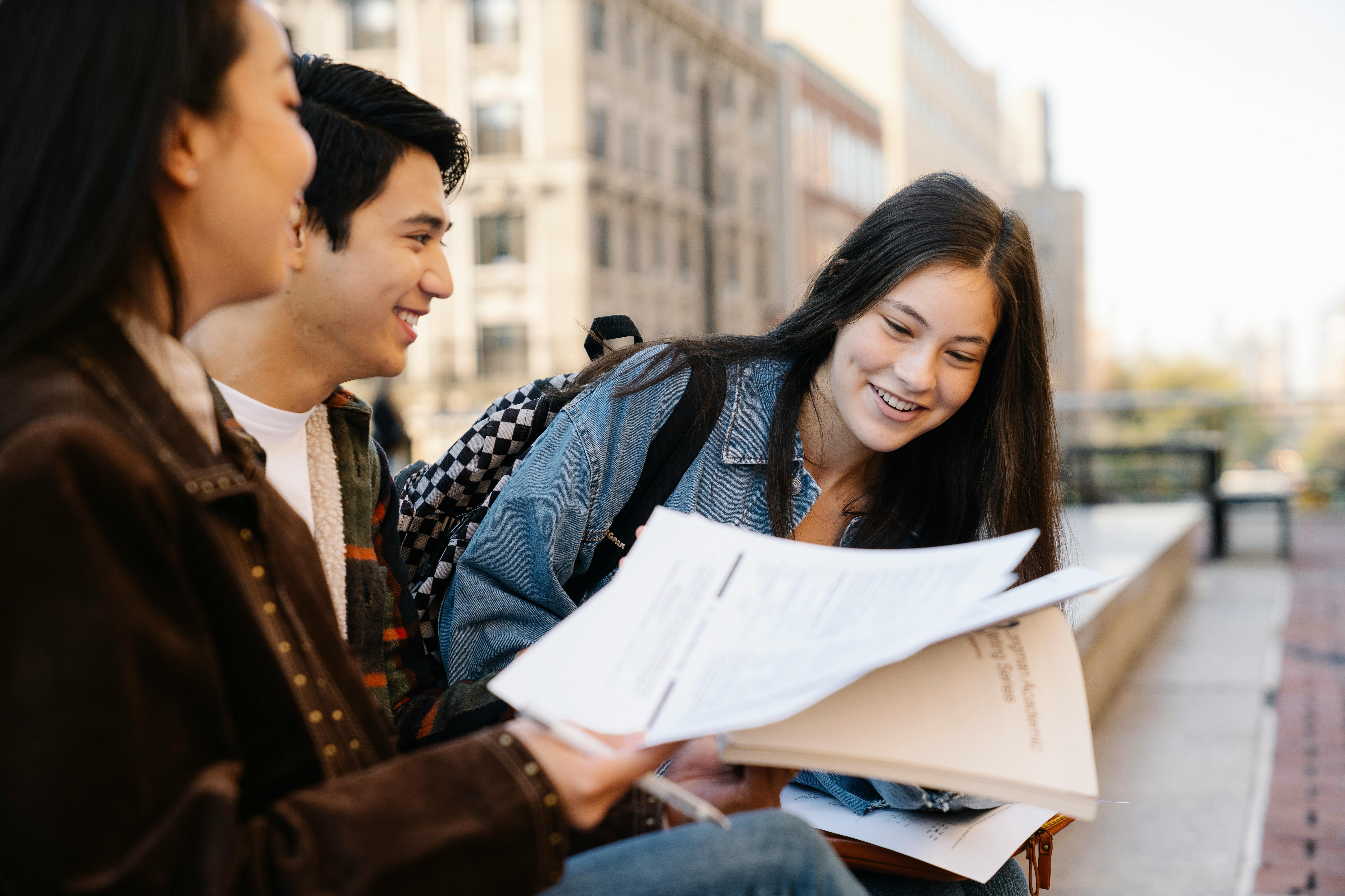Estudiantes internacionales en un aeropuerto con maletas, listos para 
volar al extranjero
