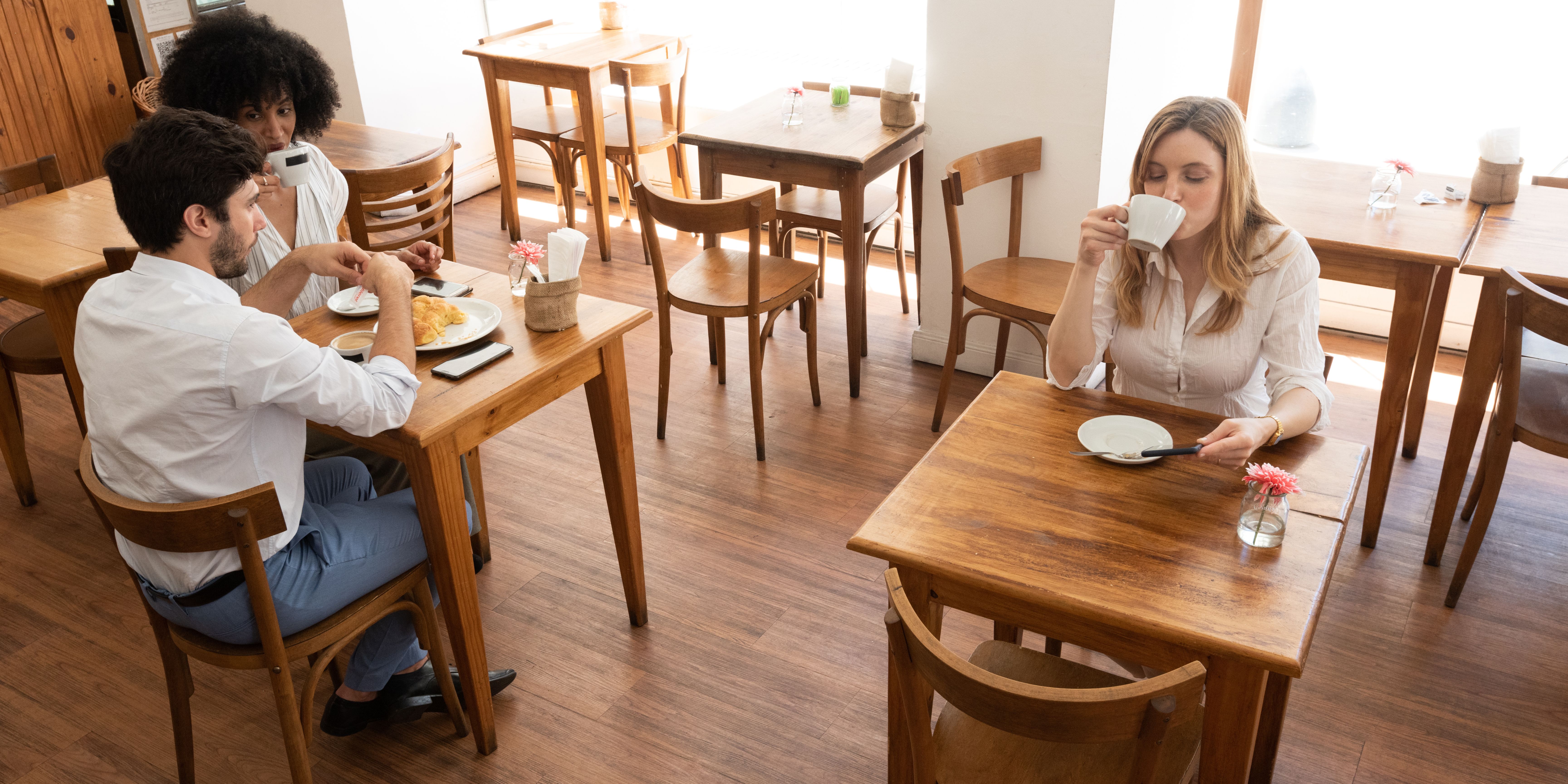 Familia disfrutando de un viaje a Buenos Aires con asistencia médica 24/7 de Iris Global