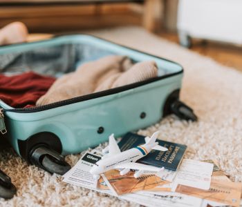 Viajera con maletas en el aeropuerto